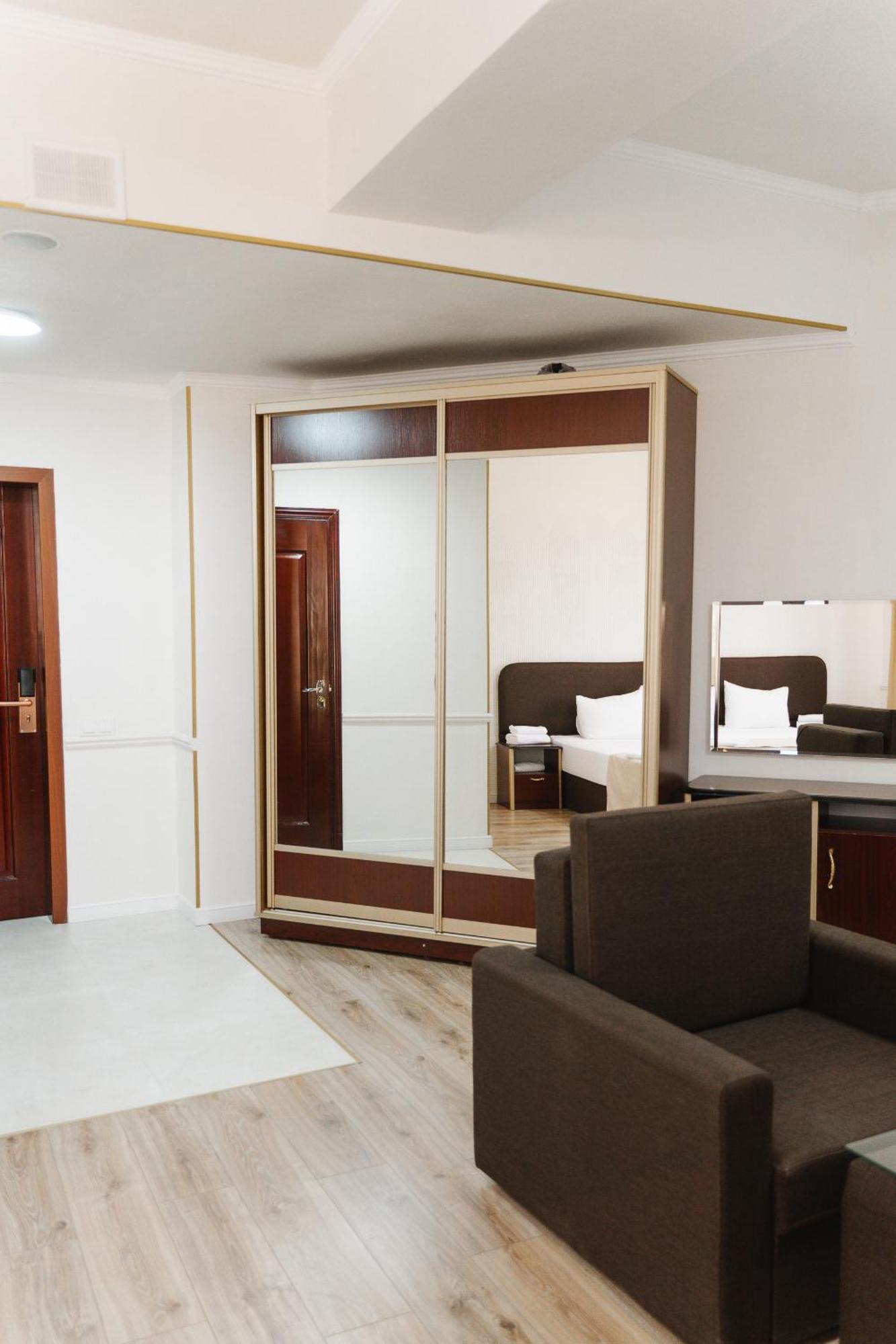 Hotel Bellagio Sjymkent Exteriör bild