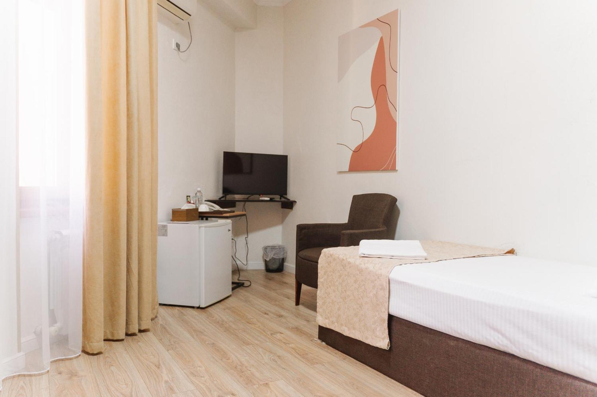 Hotel Bellagio Sjymkent Exteriör bild